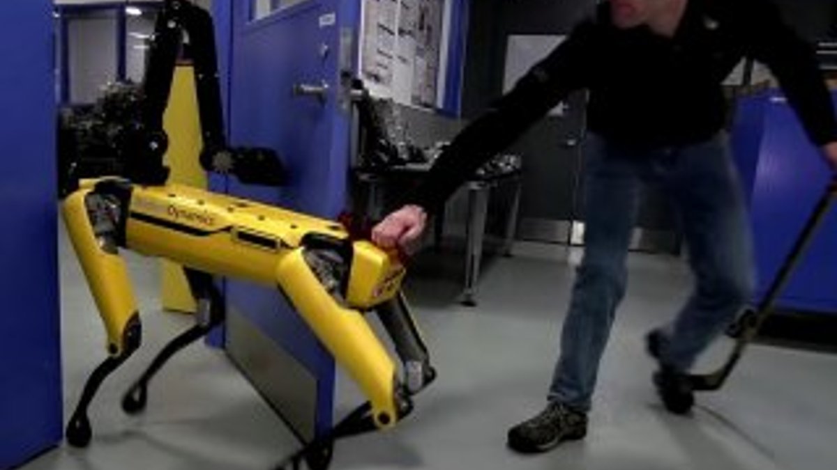 Boston Dynamics'in robotu engellere rağmen kapıdan çıktı