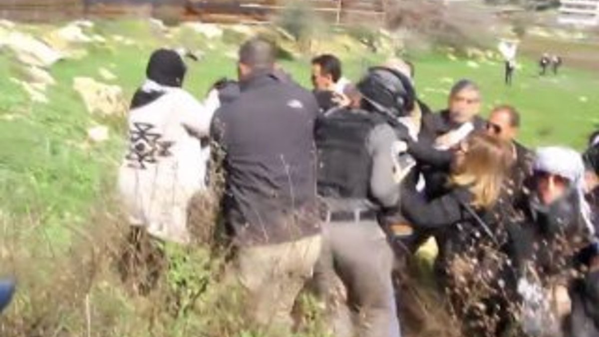 İsrail polislerinden Filistinli göstericilere biber gazı
