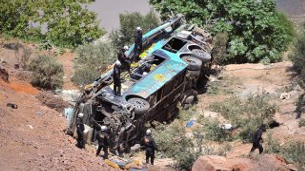 Peru'da çift katlı otobüs devrildi: 44 ölü