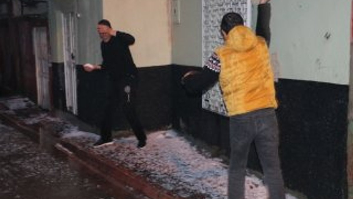 Adanalılar fındık büyüklüğündeki doluyla kar topu oynadı