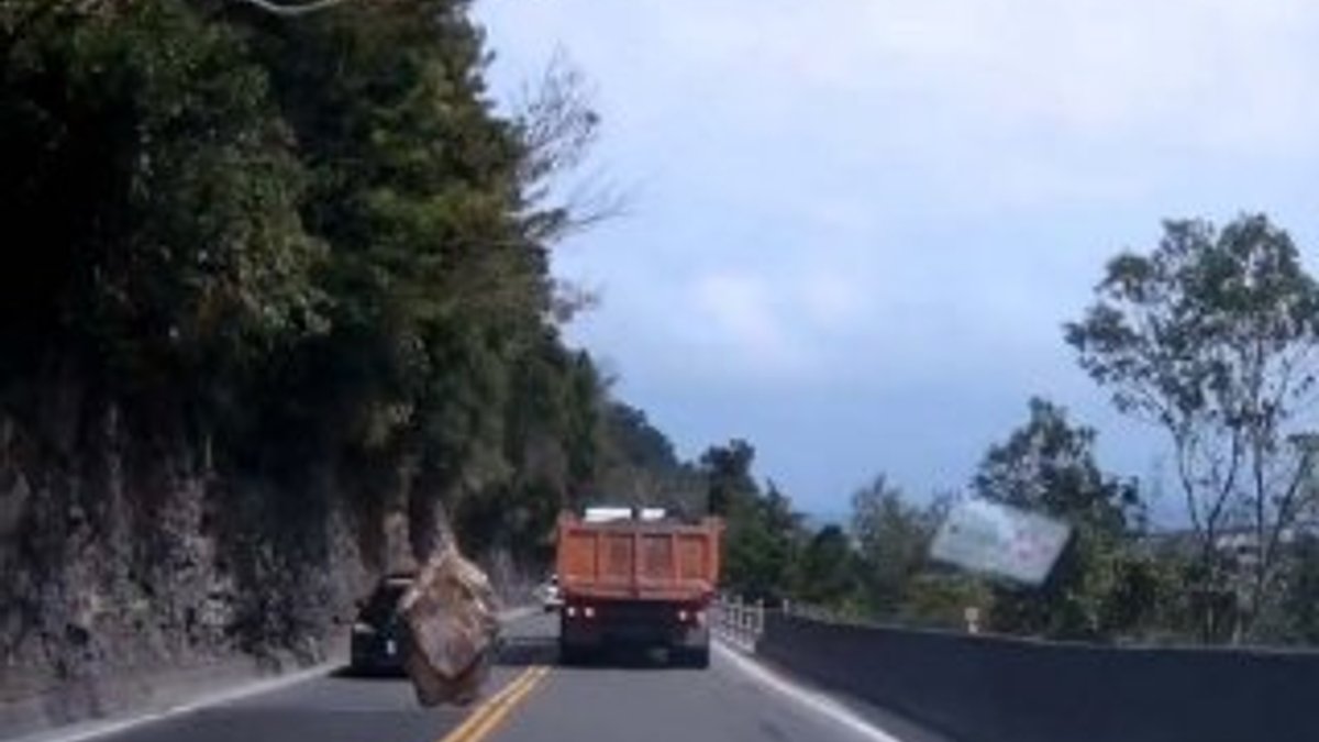 Tayvan’da dağdan kopan kaya araçların arasına düştü