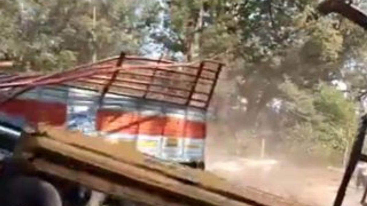 Hindistan'da kamyonu kurtaran vinç devrildi