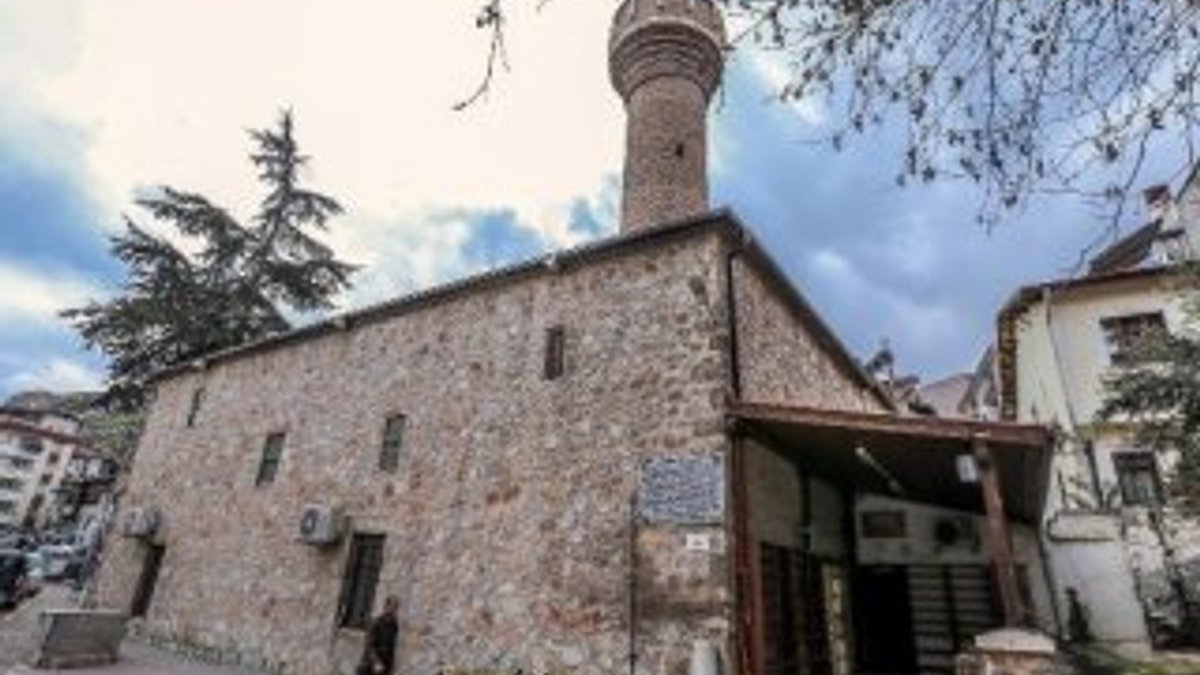 900 yıllık Garipler Camii tarihe meydan okuyor