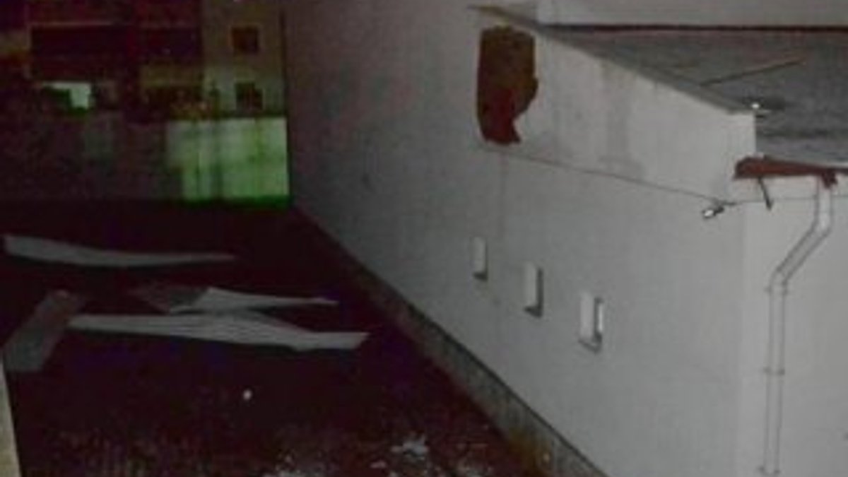 Karabük'te okulun çatısı uçtu