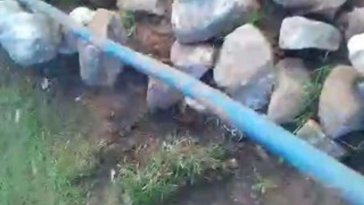 Siirt'te bir eve su hortumuyla kaçak elektrik çektiler