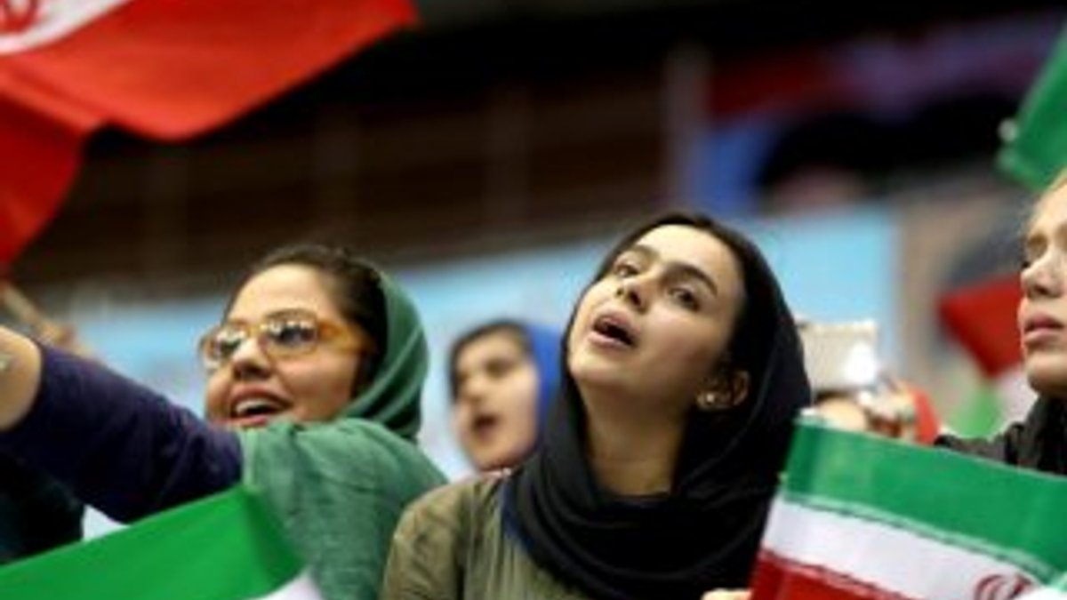 İran'da stadyuma girmeye çalışan 35 kadına gözaltı
