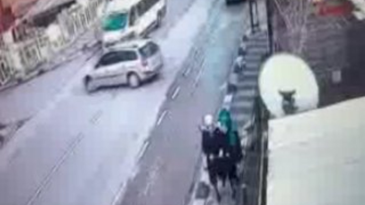 İki genç kızın kıl payı ölümden döndüğü an kamerada