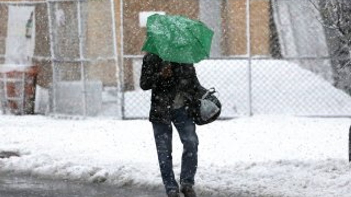 Kar yağışı ABD'de hayatı olumsuz etkiledi