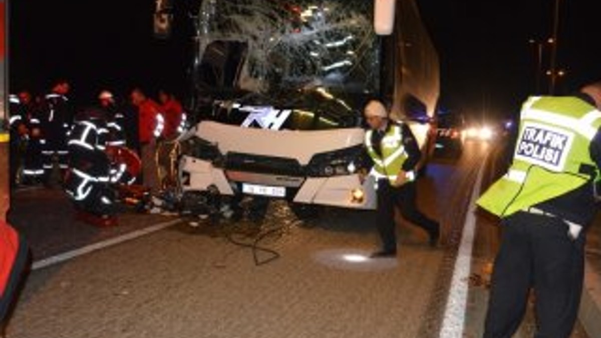 Yolcu otobüsü tıra çarptı: 1 ölü, 1 yaralı