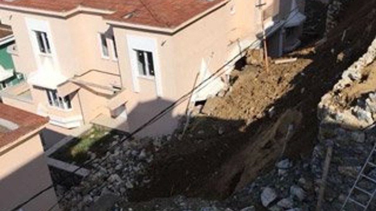 Bursa'da villaların üzerine istinat duvarı çöktü