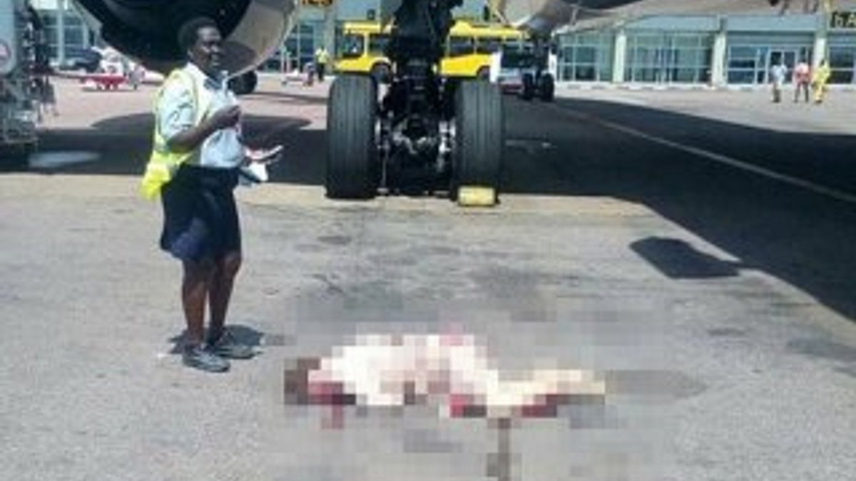 Uganda Havalimanı'nda kabin memuru uçaktan düştü
