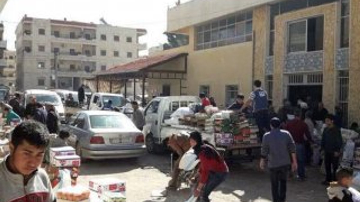 Afrin’de halk PYD’nin gıda deposunu bastı