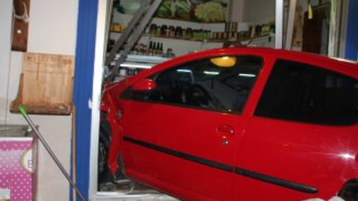 Bodrum'da kadın sürücü aracıyla dükkana girdi