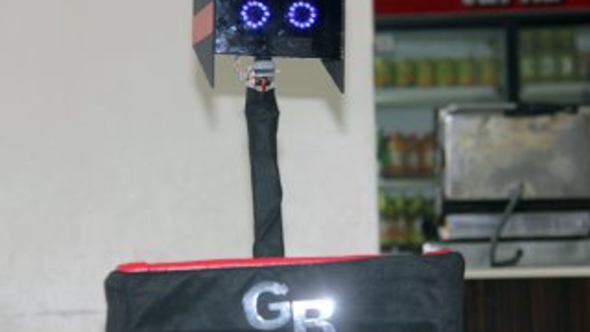 Liseliler garson robot üretti