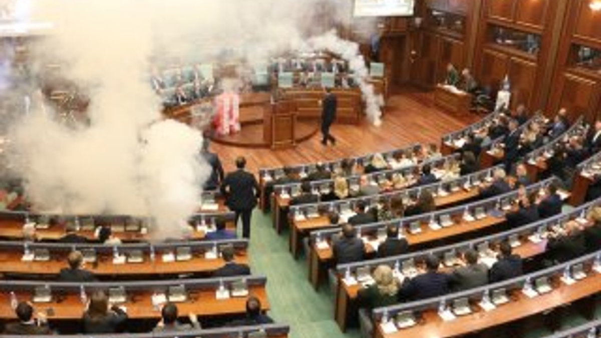 Kosova Meclisine yine gaz atıldı