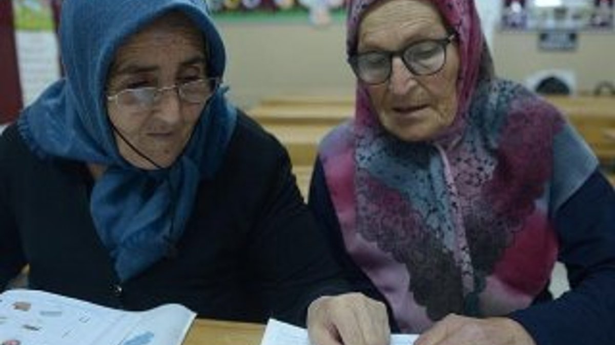Sivas'ta 63 yaşındaki kadının okuma sevdası