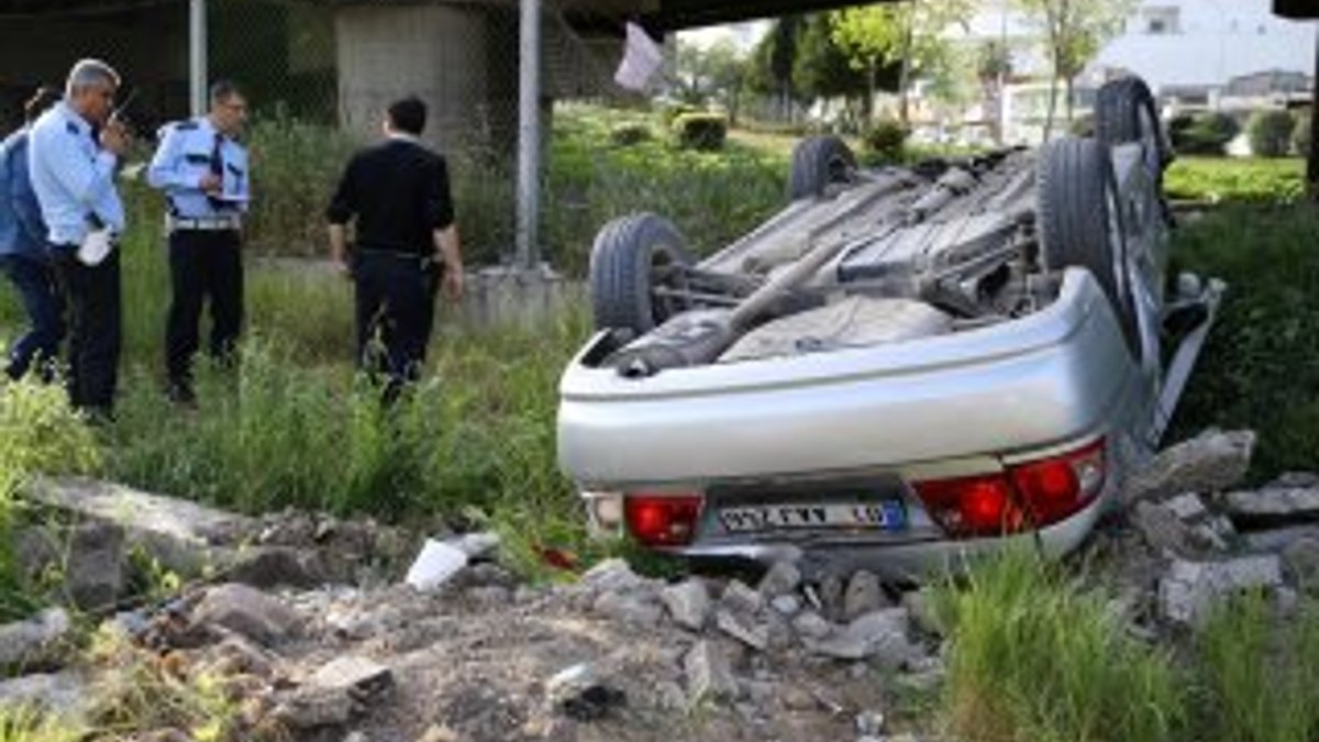 Adana'da otomobil köprüden düştü