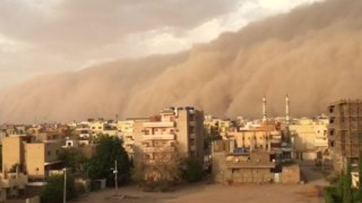 Sudan'da kum fırtınası kenti yuttu
