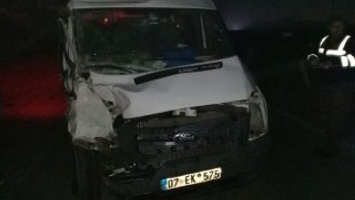 İzmir'de minibüs ile tır çarpıştı: 4 kişi yaralandı