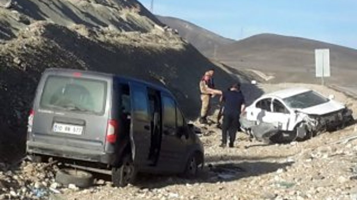 Erzurum'da iki araç kafa kafaya çarpıştı
