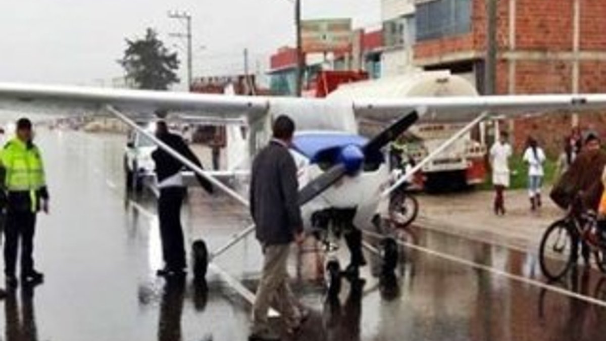 Kolombiya’da uçak yola indi