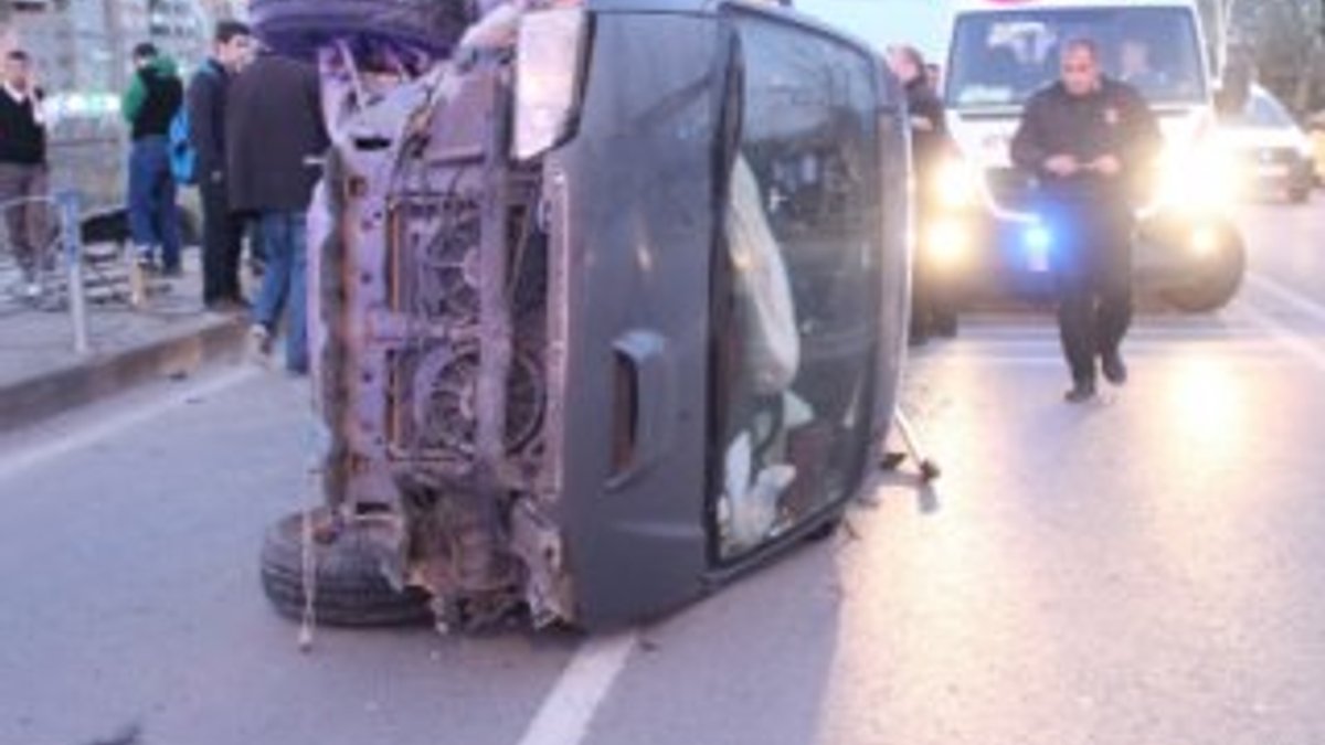 Otomobile çarpan minibüs yan yattı: 3 yaralı