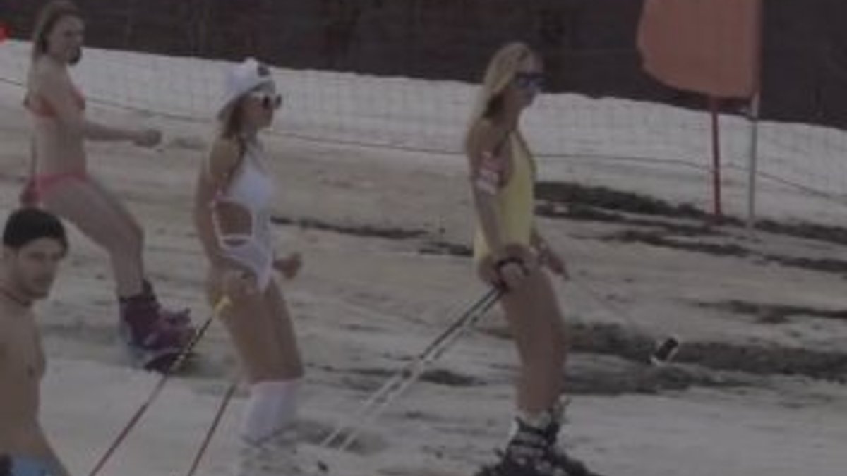 Soçi'de 1800 kişi mayolarıyla kayak yaptı