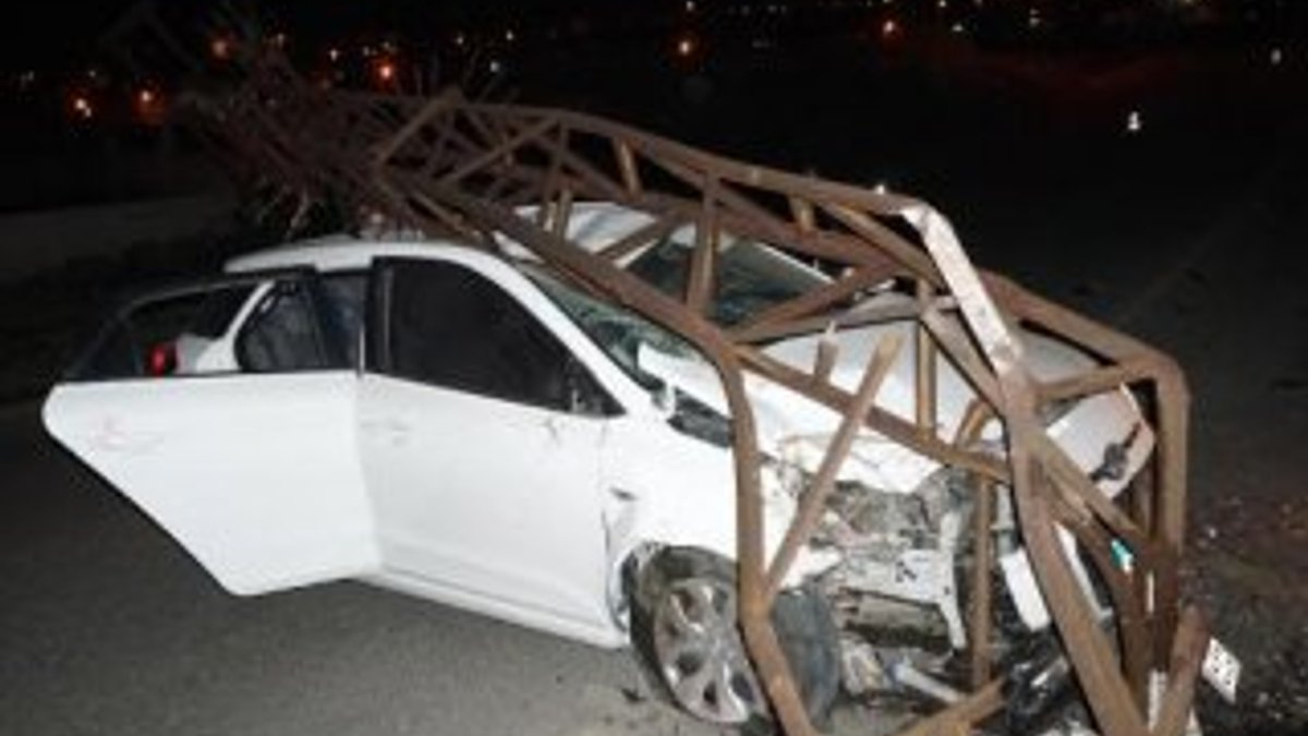 Edirne'de çarptığı elektrik direği aracın üstüne devrildi