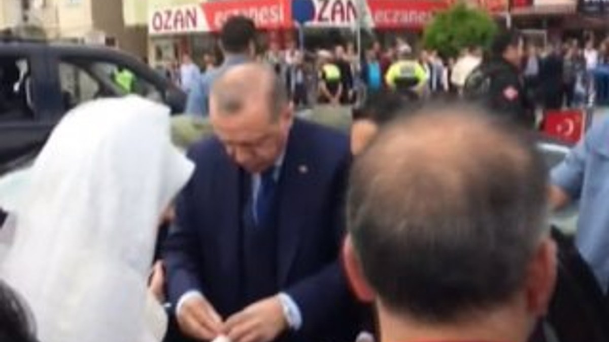 Erdoğan yolunu kesen geline bilezik hediye etti