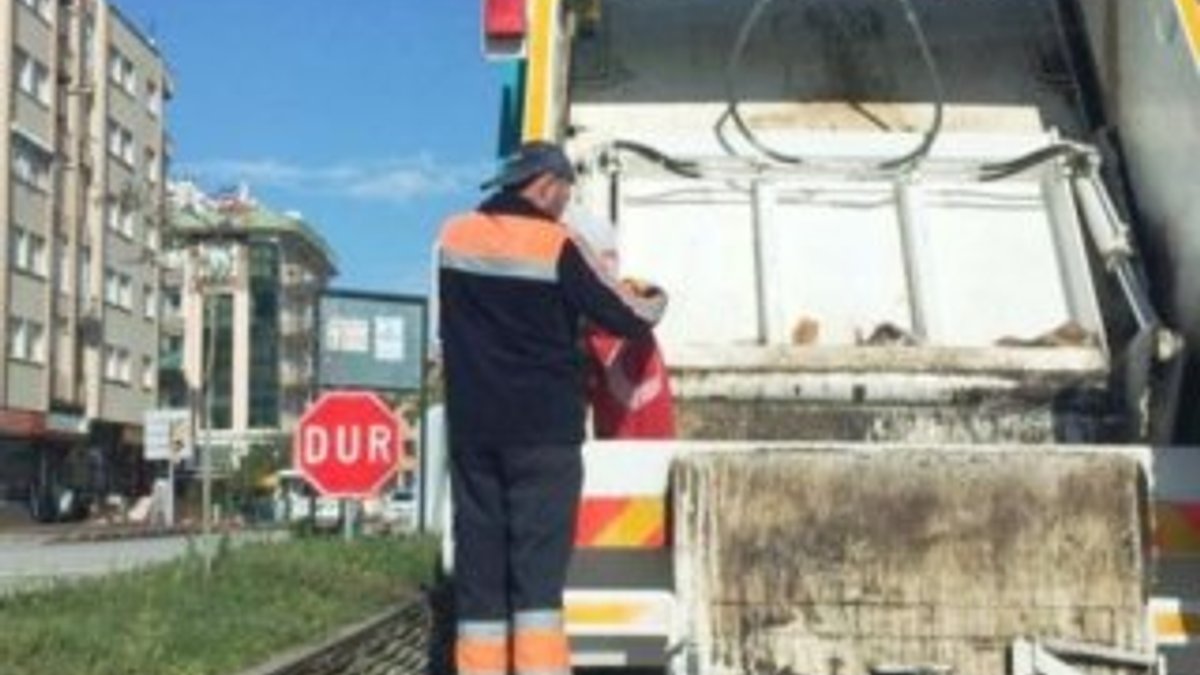 Türk bayrağını çöpte bulan temizlik işçisi