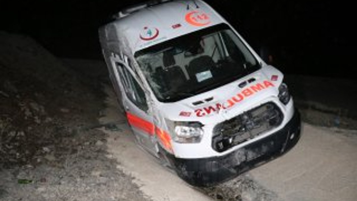 Erzincan'da ambulans kaza yaptı: 4 yaralı