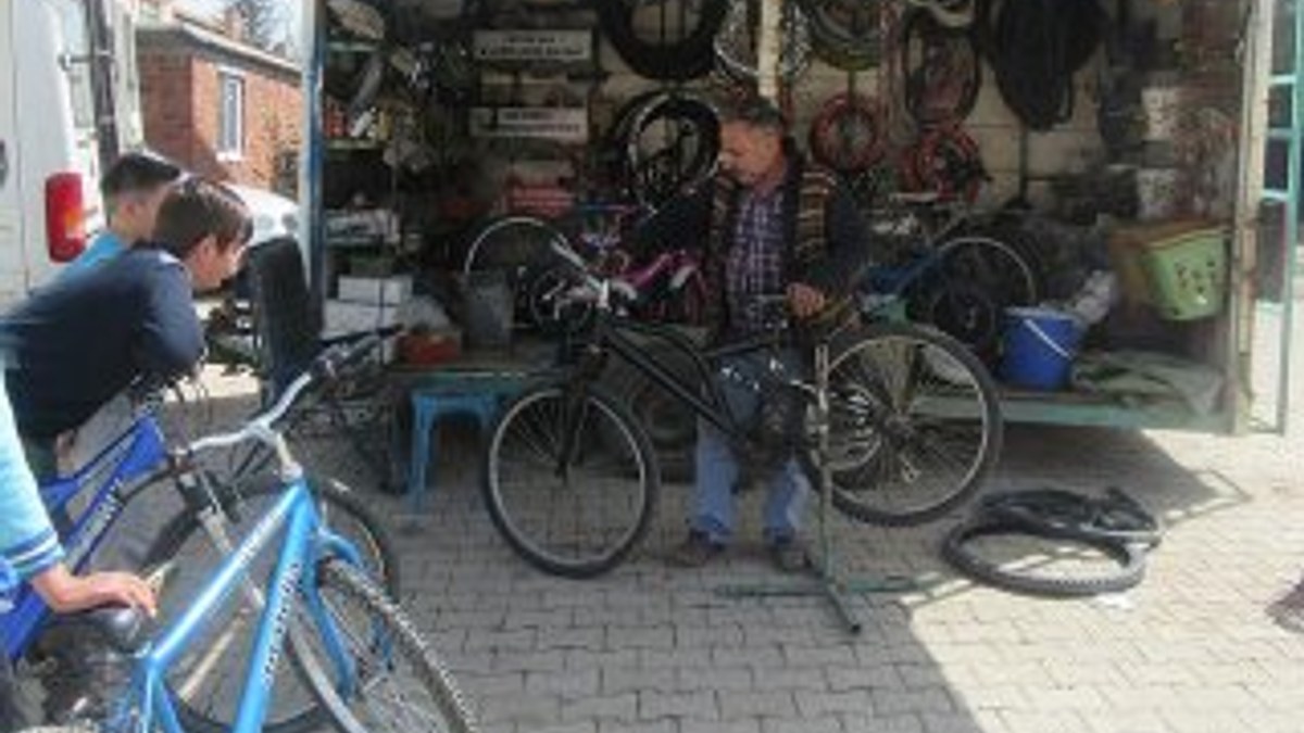 Seyyar bisiklet tamircisi çocuklar için köy köy geziyor