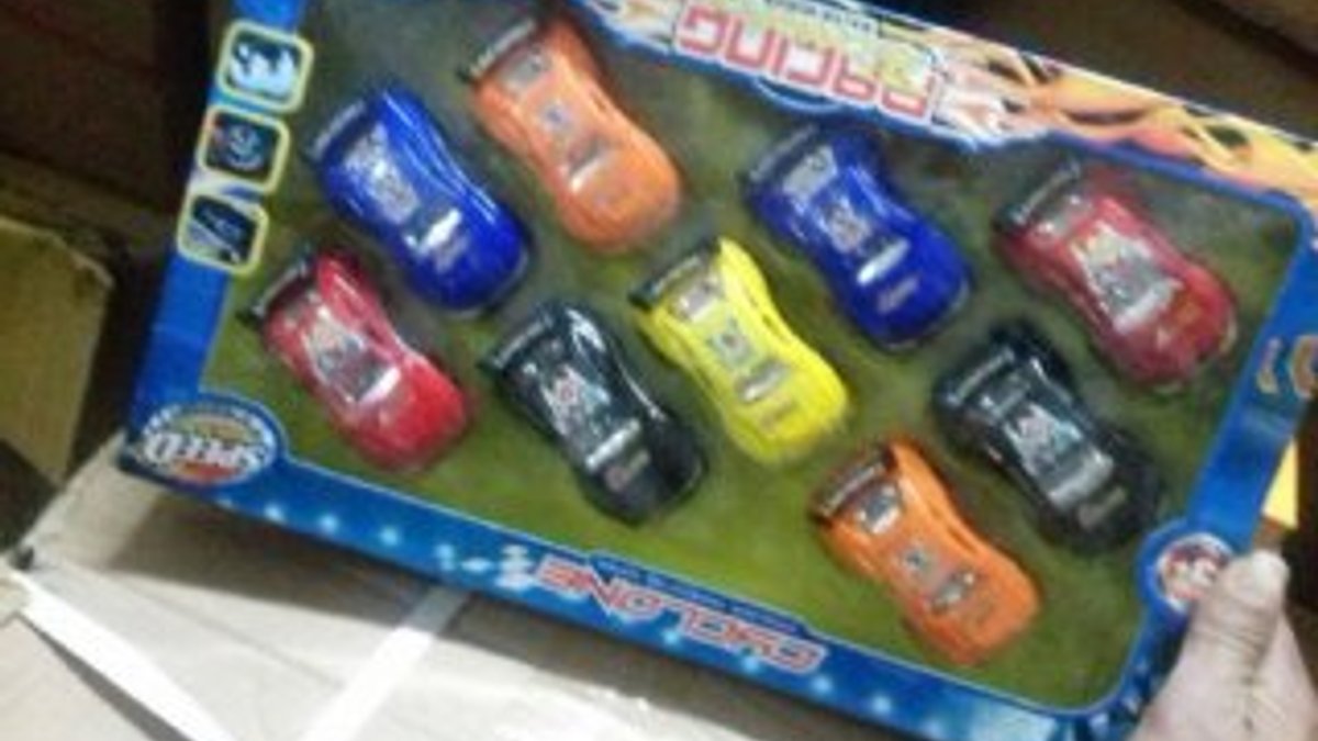Başakşehir'de 300 bin liralık kaçak oyuncak yakalandı