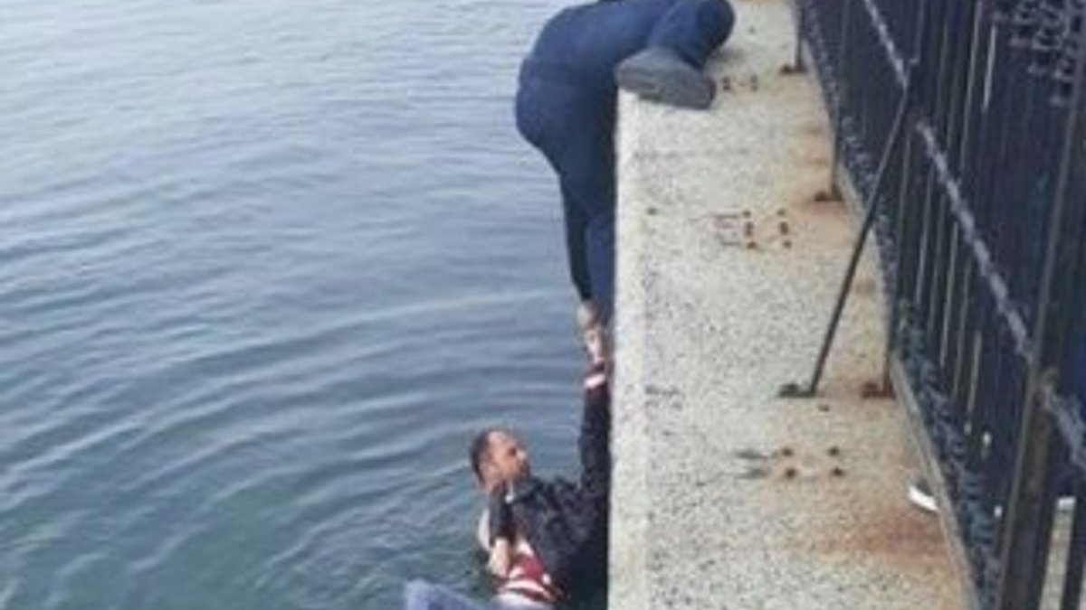 Denize atlayan genç kızı belediye çalışanı kurtardı