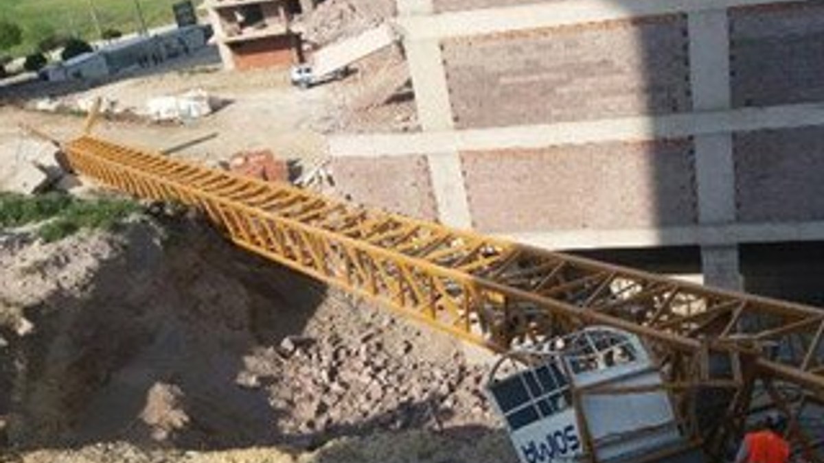 İzmir’de kule vinç devrildi: 1 yaralı