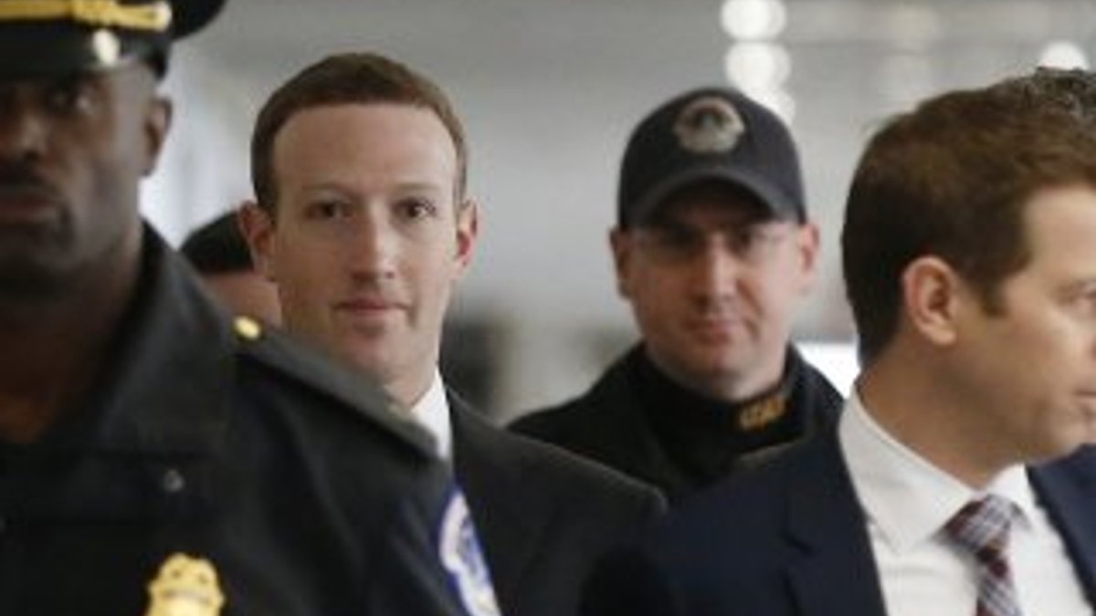 Zuckerberg ilk kez özür diledi