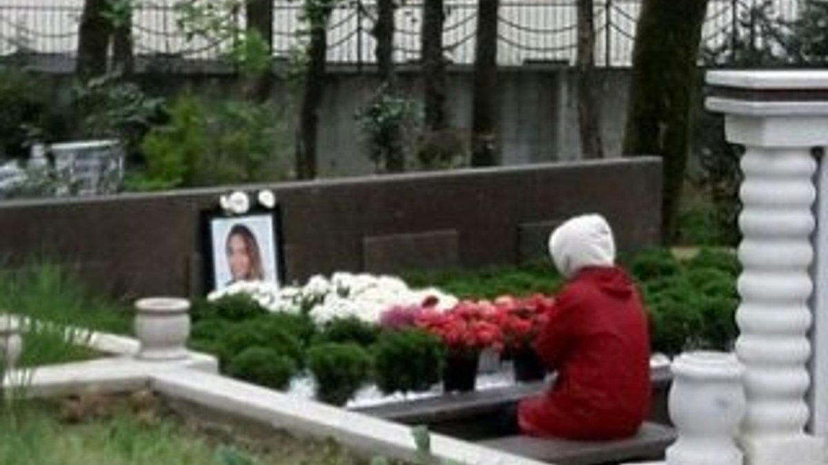 Beril Başaran kızının mezarının başında