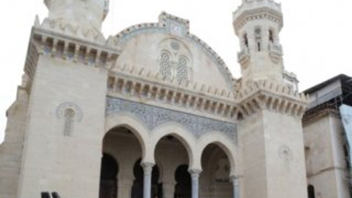 Keçiova Camii'nde ilk cuma namazı kılındı