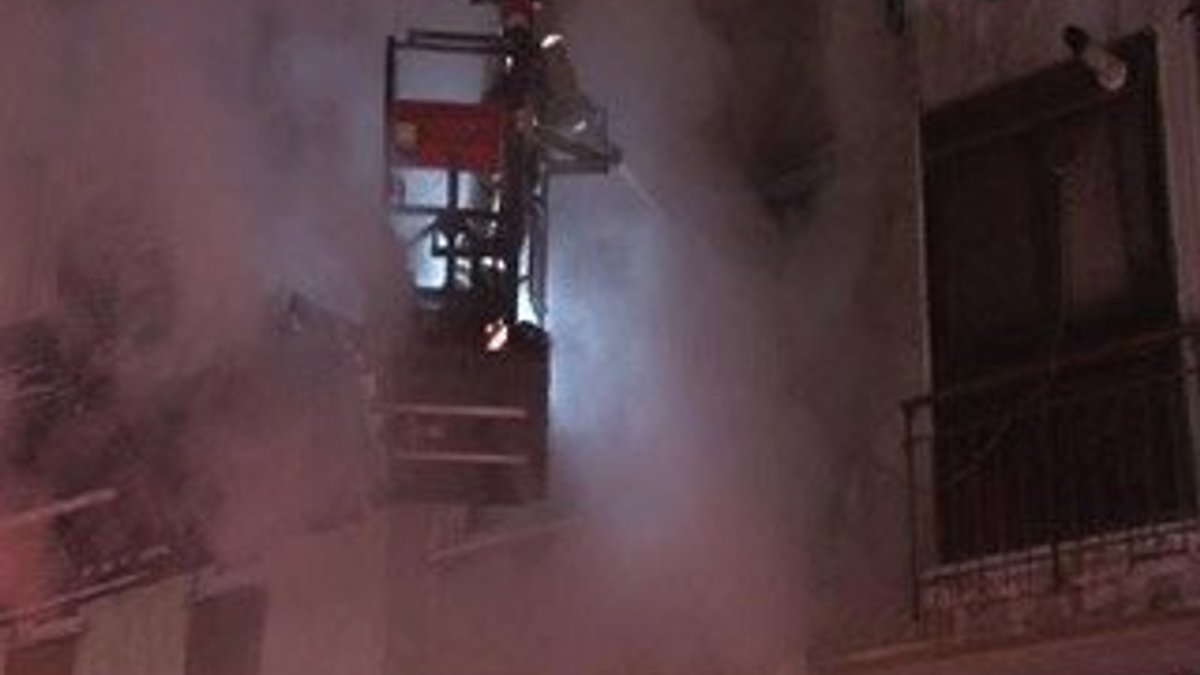Kadıköy'de 4 katlı apartmanda yangın