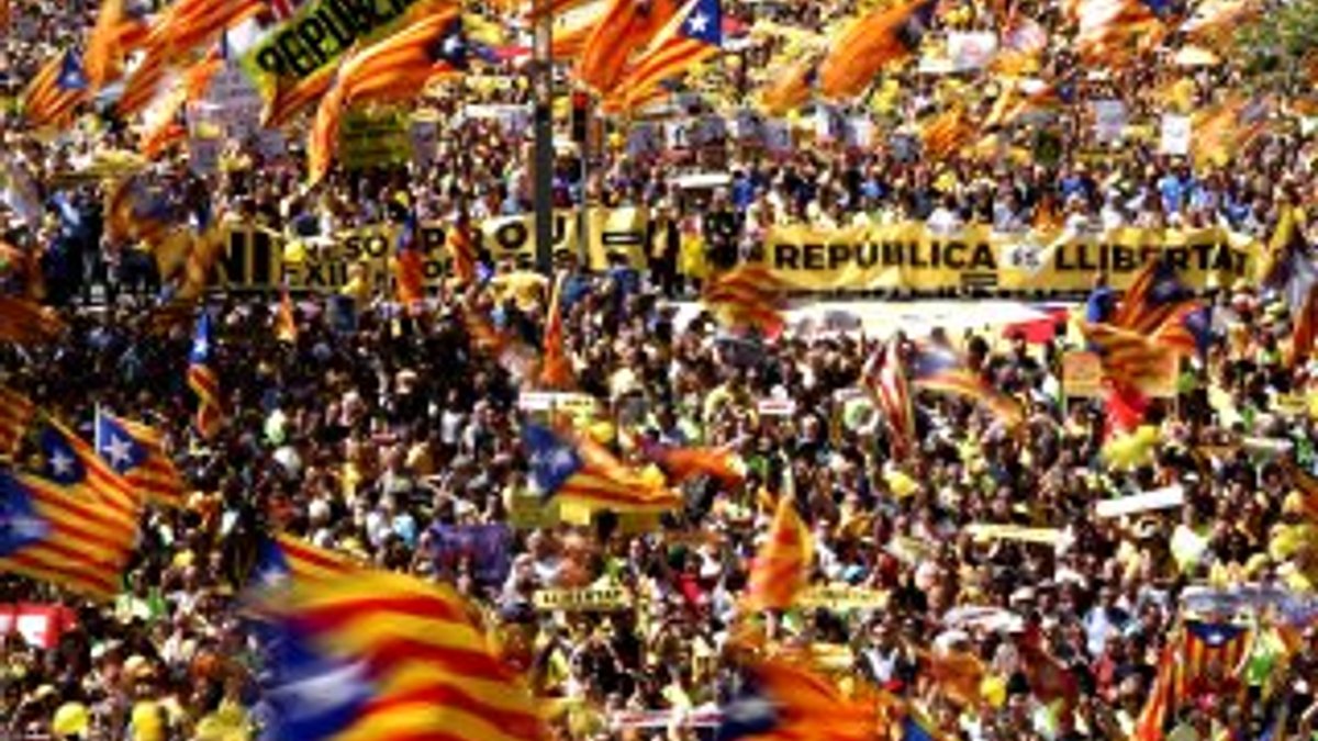300 bin kişi Katalonya için sokağa döküldü