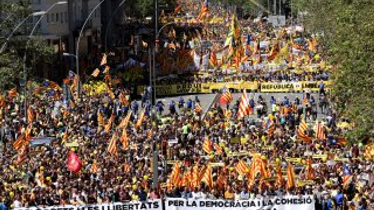 Barselona'da yüz binlerce kişi Puigdemont için sokağa çıktı