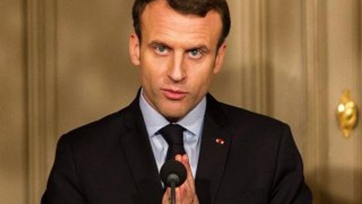 Macron: Fransa'da başörtüsüne saygı gösterilmeli