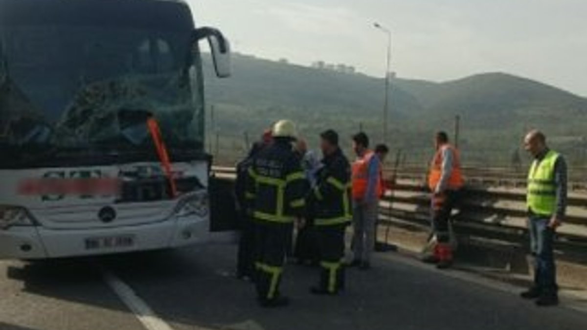 TEM'de yolcu otobüsü tıra çarptı