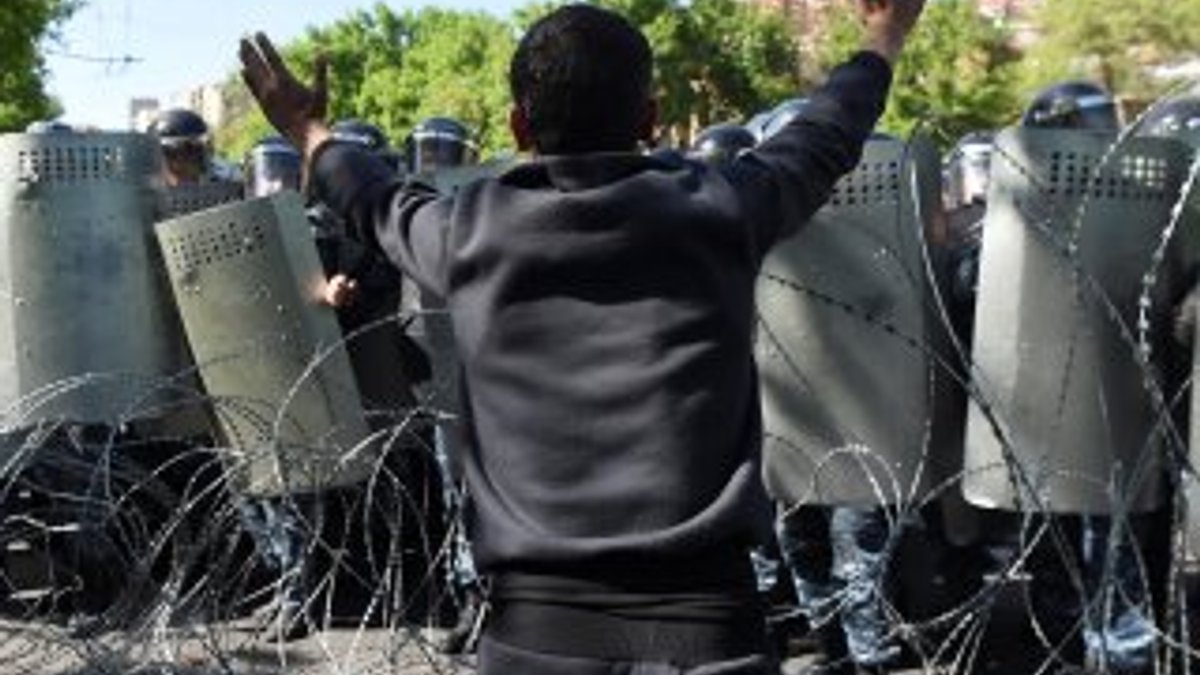 Ermenistan'da kadife devrim: Hükümet binaları kuşatılıyor