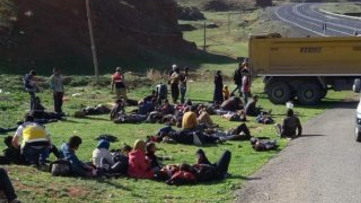 Erzurum'da kaçakları taşıyan kamyon devrildi: 1 ölü, 64 yaralı