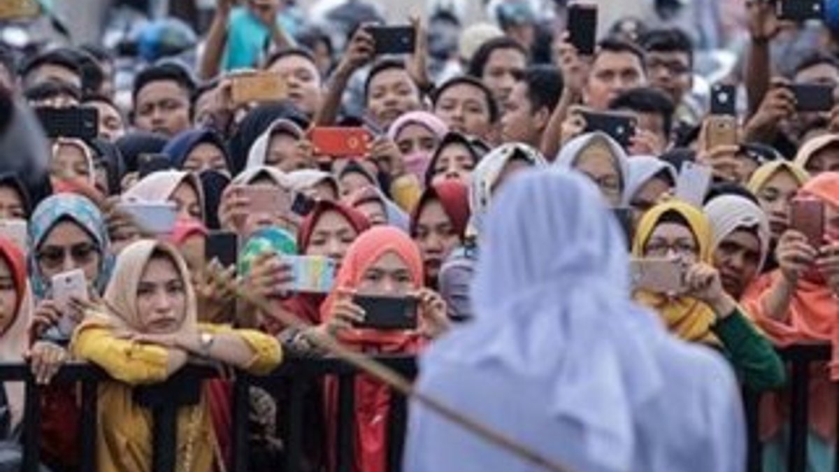 Endonezyalı kadınların kırbaçlanan kadın merakı