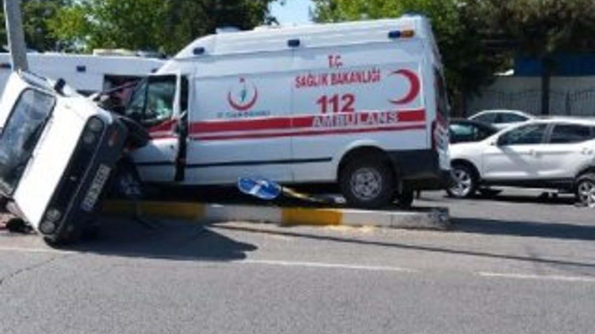 Ambulansın da karıştığı kazada 5 kişi yaralandı