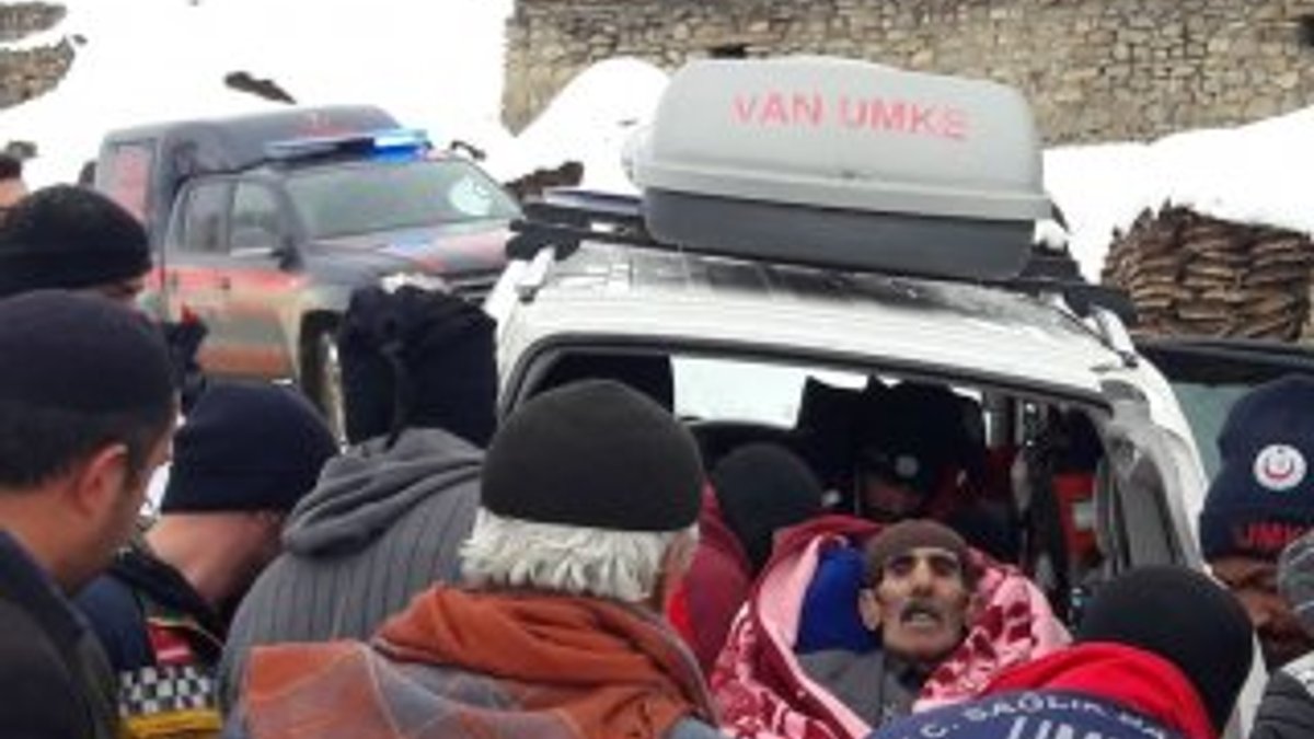 Van'da kardan kapanan yol hasta için 6 saatte açıldı