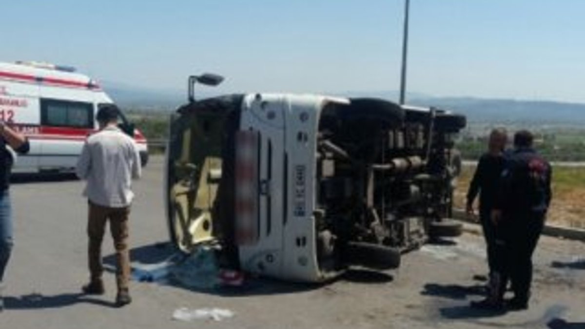 Manisa'da askerleri taşıyan midibüs kaza yaptı