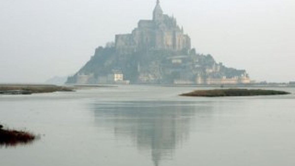 Fransa'daki tarihi ada terör şüphesiyle boşaltıldı
